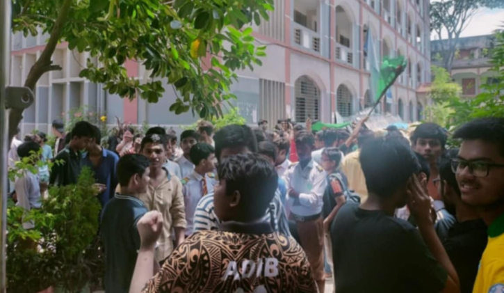 নারায়ণগঞ্জ হাই স্কুলের প্রধান শিক্ষক চারদিন যাবৎ অবরুদ্ধ, ১৩ দফা দাবি নারায়ণগঞ্জ হাই স্কুলের প্রধান শিক্ষক চারদিন যাবৎ অবরুদ্ধ, ১৩ দফা দাবি