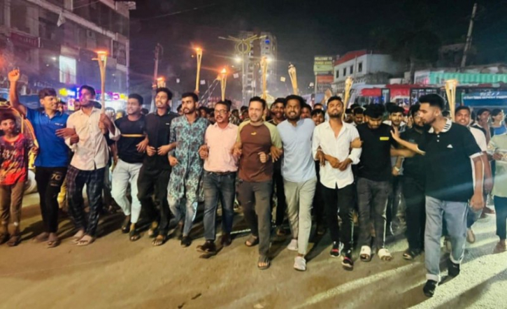 হাসনাতের ওপর হামলার প্রতিবাদে না.গঞ্জে এনসিপির মশাল মিছিল হাসনাতের ওপর হামলার প্রতিবাদে না.গঞ্জে এনসিপির মশাল মিছিল
