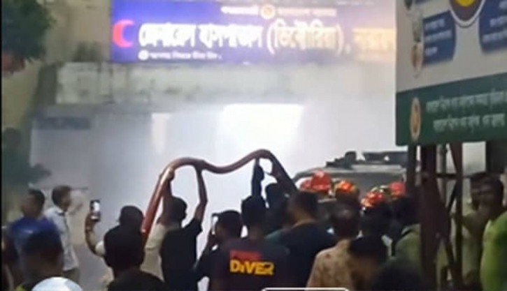 নারায়ণগঞ্জে হাসপাতালে এ্যাম্বুলেন্সে আগুন নারায়ণগঞ্জে হাসপাতালে এ্যাম্বুলেন্সে আগুন