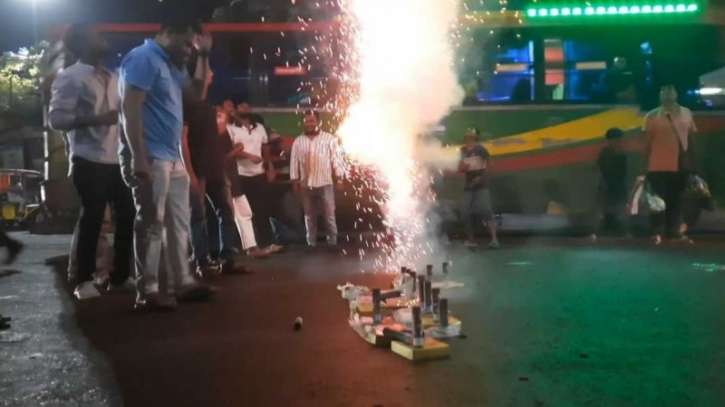 আতশবাজির আলোয় নারায়ণগঞ্জ এনসিপির জুলাই গণ-অভ্যুত্থান দিবস উদযাপন আতশবাজির আলোয় নারায়ণগঞ্জ এনসিপির জুলাই গণ-অভ্যুত্থান দিবস উদযাপন