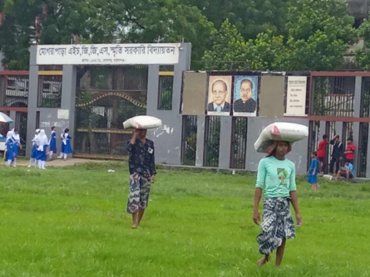শিক্ষার্থীদের মাঠ দখল করে পকেট গেট, ক্ষোভে ফুঁসছে এলাকাবাসী