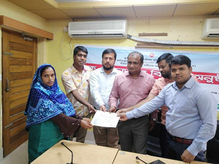 রূপগঞ্জে নারী কর্মীদের মাঝে চেক ও সনদপত্র বিতরণ রূপগঞ্জে নারী কর্মীদের মাঝে চেক ও সনদপত্র বিতরণ