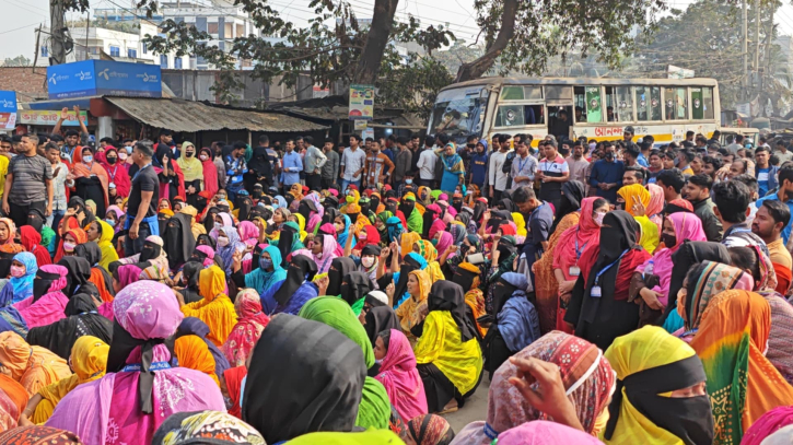 ফতুল্লায় সেনসিবল ফ্যাশনের শ্রমিকদের সড়ক অবরোধ ও বিক্ষোভ ফতুল্লায় সেনসিবল ফ্যাশনের শ্রমিকদের সড়ক অবরোধ ও বিক্ষোভ