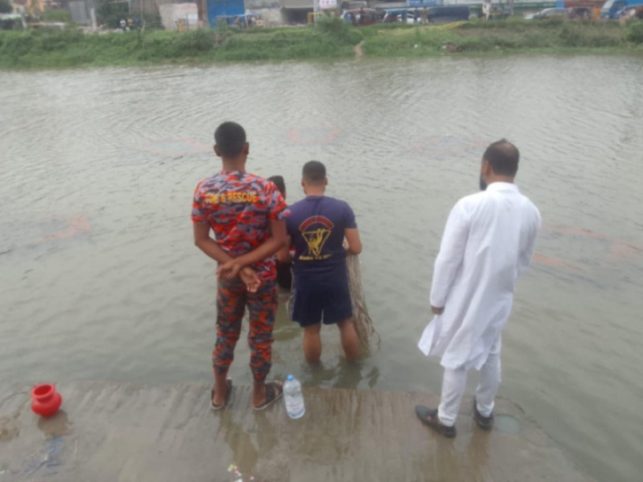 বাবার সাথে হাটে গরু বেঁচতে এসে ডিএনডি লেকে শিশুর মৃত্যু বাবার সাথে হাটে গরু বেঁচতে এসে ডিএনডি লেকে শিশুর মৃত্যু