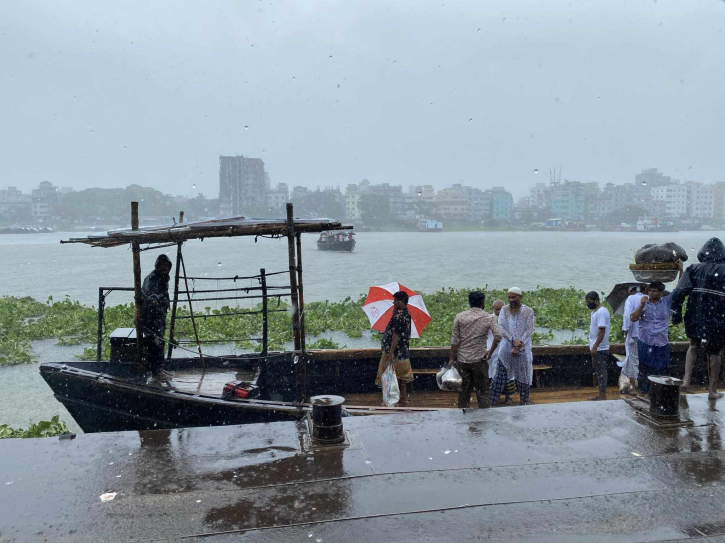 রিমালের প্রভাবে বেড়েছে শীতলক্ষ্যার পানি রিমালের প্রভাবে বেড়েছে শীতলক্ষ্যার পানি