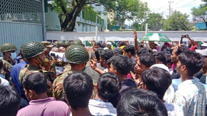 সারাদিন আন্দোলনের পর ৩ সিদ্ধান্ত মেনে নিয়ে সন্ধ্যায় ঘরে ফিরলেন তিন শতাধিক শ্রমিক