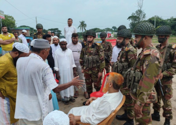 মসজিদে সামনের কাতারে জায়গা না পাওয়ায় পিস্তল নিয়ে হামলার অভিযোগ মসজিদে সামনের কাতারে জায়গা না পাওয়ায় পিস্তল নিয়ে হামলার অভিযোগ