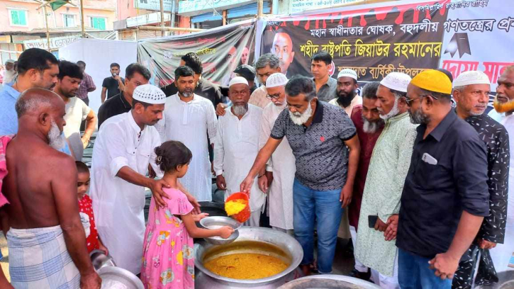 জিয়ার শাহাদাৎ বার্ষিকীতে খোরশেদের উদ্যোগে খাবার বিতরণ জিয়ার শাহাদাৎ বার্ষিকীতে খোরশেদের উদ্যোগে খাবার বিতরণ