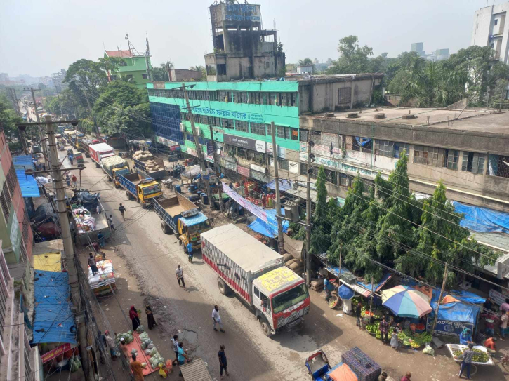 মারধরের অভিযোগে ফতুল্লায় সড়কে ট্রাক ফেলে চালকদের বিক্ষোভ মারধরের অভিযোগে ফতুল্লায় সড়কে ট্রাক ফেলে চালকদের বিক্ষোভ