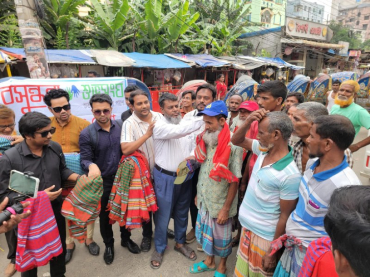 শ্রমিক দিবসে রিকশাচালকদের পাশে নারায়ণগঞ্জ বসুন্ধরা শুভসংঘ