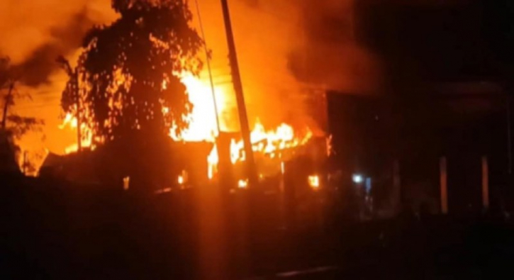 নারায়ণগঞ্জের ফতুল্লায় আগুনে পু্ঁড়ে গেছে ২০টি বসতঘর নারায়ণগঞ্জের ফতুল্লায় আগুনে পু্ঁড়ে গেছে ২০টি বসতঘর