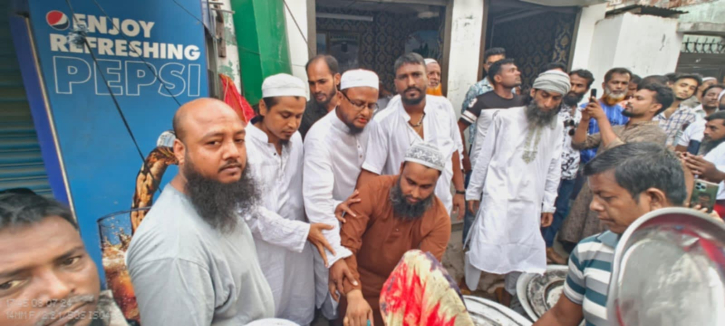আন্দোলনে নিহতদের রূহের মাগফেরাত জন্য দোয়া ও খাবার বিতরণ 