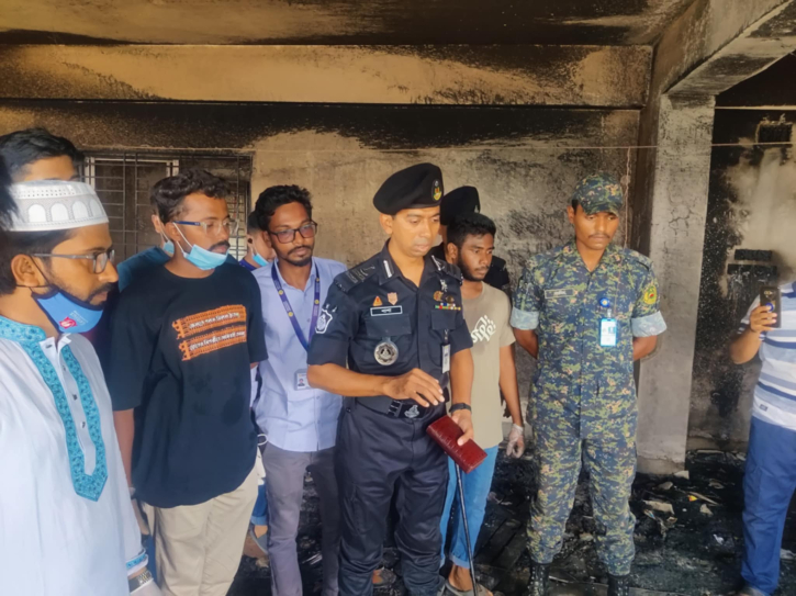 র্যাব পাহারায় সিদ্ধিরগঞ্জ থানা পরিস্কার করছে শিক্ষার্থীরা র্যাব পাহারায় সিদ্ধিরগঞ্জ থানা পরিস্কার করছে শিক্ষার্থীরা