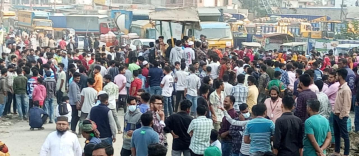 ফতুল্লায় আরএস গার্মেন্টসের শ্রমিকদের সড়ক অবরোধ করে বিক্ষোভ ফতুল্লায় আরএস গার্মেন্টসের শ্রমিকদের সড়ক অবরোধ করে বিক্ষোভ