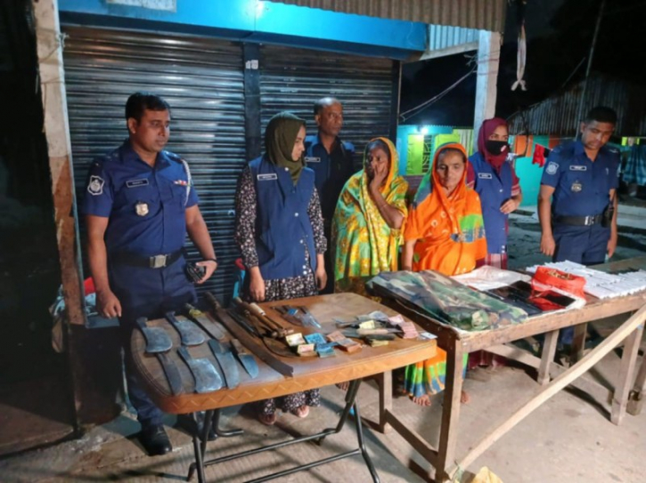 সিদ্ধিরগঞ্জে দেশীয় অস্ত্র ও মাদকসহ দুই নারী গ্রেপ্তার সিদ্ধিরগঞ্জে দেশীয় অস্ত্র ও মাদকসহ দুই নারী গ্রেপ্তার