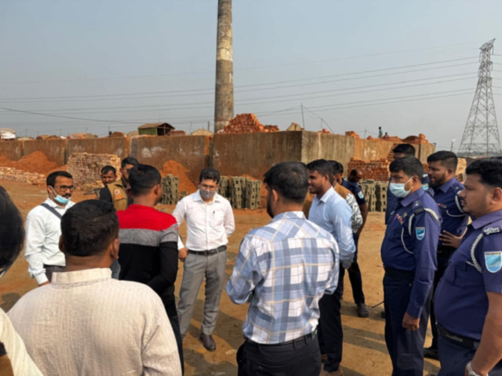 নারায়ণগঞ্জে ৫টি ইটভাটাকে ৩ লাখ ৫ হাজার জরিমানা, কার্যক্রম বন্ধের নির্দেশ নারায়ণগঞ্জে ৫টি ইটভাটাকে ৩ লাখ ৫ হাজার জরিমানা, কার্যক্রম বন্ধের নির্দেশ