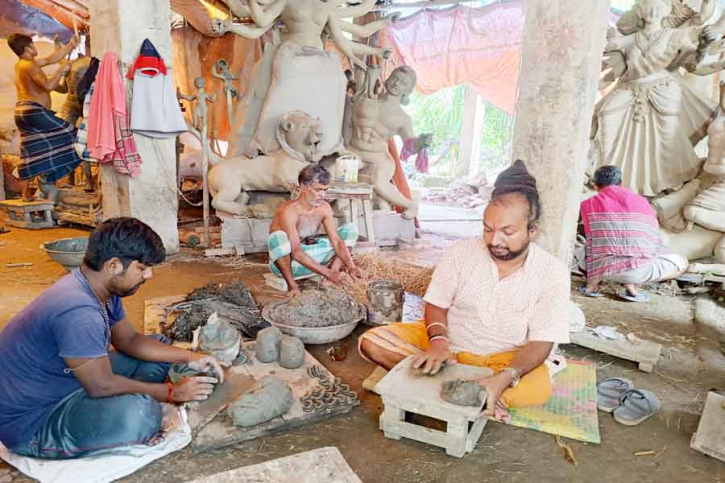 নারায়ণগঞ্জে প্রতিমা তৈরিতে ব্যস্ত সময় পার করছেন মৃৎশিল্পীরা নারায়ণগঞ্জে প্রতিমা তৈরিতে ব্যস্ত সময় পার করছেন মৃৎশিল্পীরা
