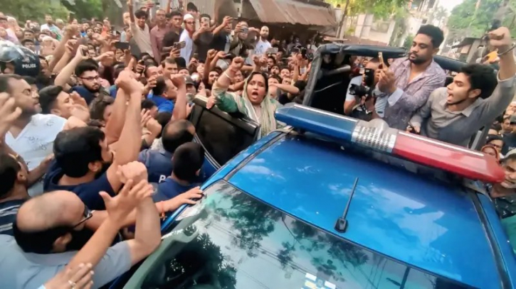 আইভীকে গ্রেপ্তারে বাঁধার ঘটনায় মামলা আইভীকে গ্রেপ্তারে বাঁধার ঘটনায় মামলা