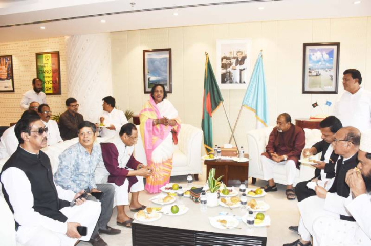 বোন চলি বলায় ভাই শামীমকে দেরী করতে বলেন আইভি বোন চলি বলায় ভাই শামীমকে দেরী করতে বলেন আইভি