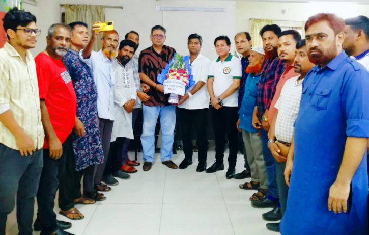 প্রেসক্লাবের কার্যকরী পরিষদকে বন্দরের সাংবাদিকদের ফুলেল শুভেচ্ছা 