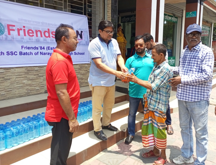 তীব্র গরমে পানি ও স্যালাইন বিতরণ করলেন হাই স্কুলের ফ্রেন্ডস’৮৪