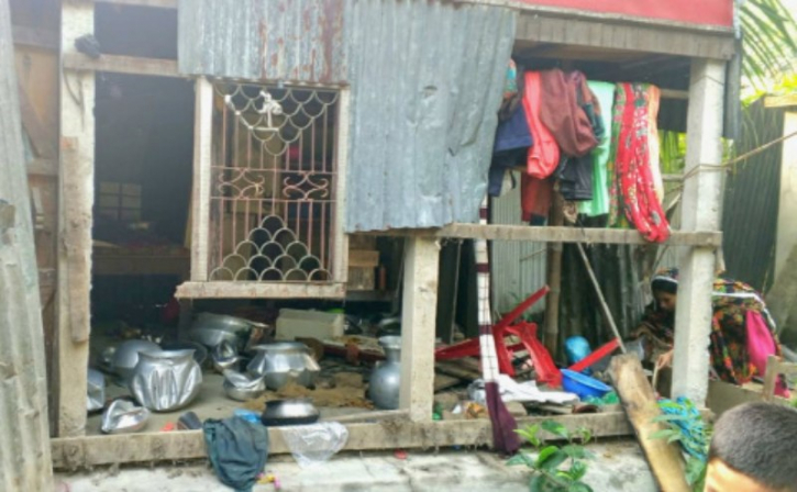 সোনারগাঁয়ে ছাত্রদল নেতার বাড়িতে যুবলীগ নেতার হামলা সোনারগাঁয়ে ছাত্রদল নেতার বাড়িতে যুবলীগ নেতার হামলা