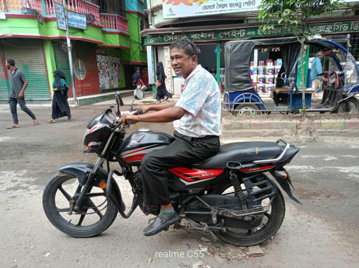 বন্দর প্রেসক্লাবের সাবেক সেক্রেটারি মোটরসাইকেল চুরি বন্দর প্রেসক্লাবের সাবেক সেক্রেটারি মোটরসাইকেল চুরি