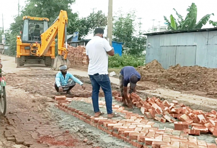মদনগঞ্জ-মদনপুর সড়কে শুরু ‘জোড়াতালি’ সংস্কার মদনগঞ্জ-মদনপুর সড়কে শুরু ‘জোড়াতালি’ সংস্কার