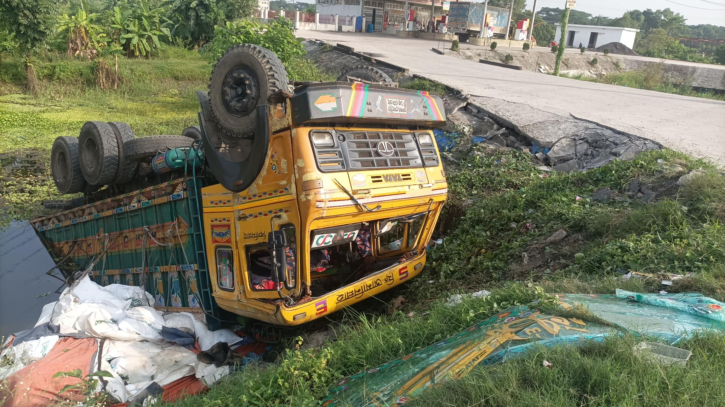 বন্দরে সারবাহী ট্রাক নিয়ন্ত্রন হারিয়ে খাদে বন্দরে সারবাহী ট্রাক নিয়ন্ত্রন হারিয়ে খাদে