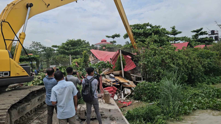 শীতলক্ষ্যায় বিআইডব্লিউটিএ’র অভিযান, রিসোর্টসহ ৩০ অবৈধ স্থাপনা উচ্ছেদ শীতলক্ষ্যায় বিআইডব্লিউটিএ’র অভিযান, রিসোর্টসহ ৩০ অবৈধ স্থাপনা উচ্ছেদ