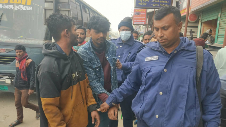 নারায়ণগঞ্জে বাসে ছিনতাইকালে অস্ত্রসহ ২ জনকে পুলিশে সোপর্দ