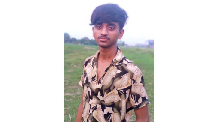 রূপগঞ্জে সড়কে টিকটক করতে গিয়ে অটোরিকশা চাপায় কিশোরের মৃত্যু রূপগঞ্জে সড়কে টিকটক করতে গিয়ে অটোরিকশা চাপায় কিশোরের মৃত্যু