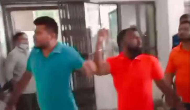 হাজিরায় ছাত্রদল নেতাদের উত্তাল শ্লোগান আদালতপাড়ায় হাজিরায় ছাত্রদল নেতাদের উত্তাল শ্লোগান আদালতপাড়ায়
