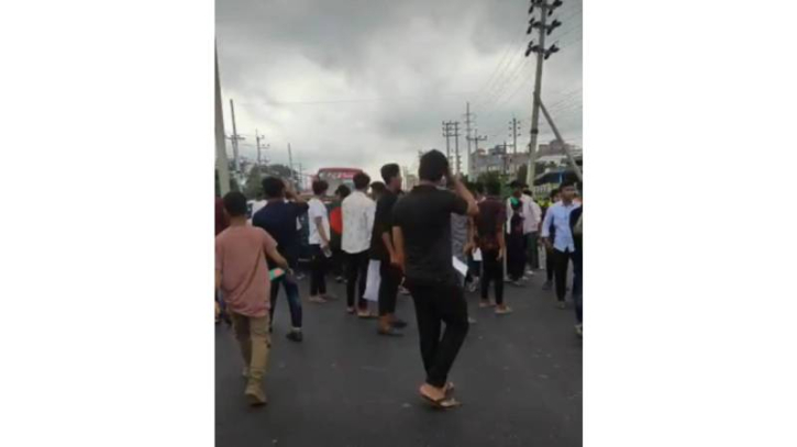 সোনারগাঁয়ে মহাসড়কে শিক্ষার্থীদের ২ ঘন্টাব্যাপী অবরোধ সোনারগাঁয়ে মহাসড়কে শিক্ষার্থীদের ২ ঘন্টাব্যাপী অবরোধ