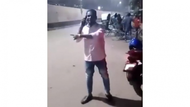 খালেদা জিয়া ও তারেক রহমানকে গালির ভিডিও ভাইরাল, এলাকা ছেড়ে পালালেন যুবলীগ নেতা খালেদা জিয়া ও তারেক রহমানকে গালির ভিডিও ভাইরাল, এলাকা ছেড়ে পালালেন যুবলীগ নেতা