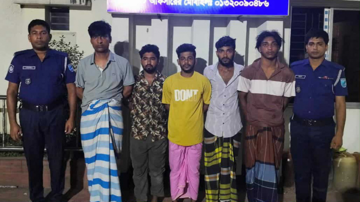 রূপগঞ্জে পিস্তল গুলি ককটেলসহ গ্রেপ্তার ৫ রূপগঞ্জে পিস্তল গুলি ককটেলসহ গ্রেপ্তার ৫
