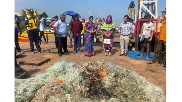 আড়াইহাজারে ২ লাখ মিটার কারেন্ট জাল জব্দ, এতিমখানায় ১০ কেজি ইলিশ বিতরণ আড়াইহাজারে ২ লাখ মিটার কারেন্ট জাল জব্দ, এতিমখানায় ১০ কেজি ইলিশ বিতরণ