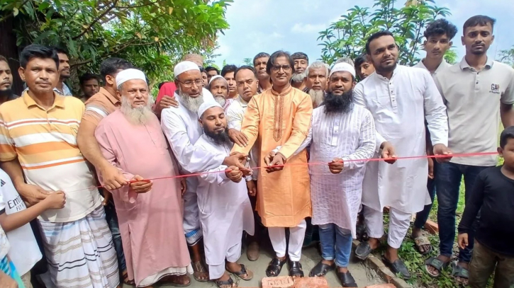 যুবদল নেতা ইমনের সড়ক সংস্কার যুবদল নেতা ইমনের সড়ক সংস্কার