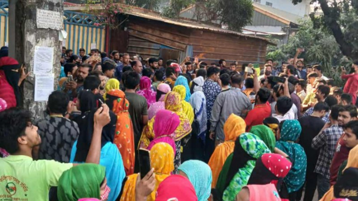 বাইরে থেকে গেঞ্জি আনায় বেতন কর্তন, শ্রমিকদের সড়ক অবরোধ 