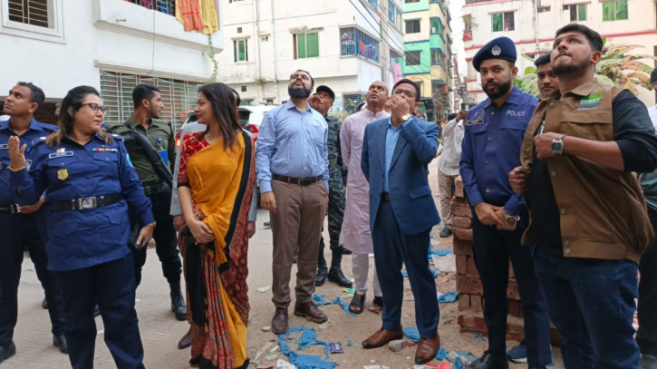 নারায়ণগঞ্জে ভূমিকম্পে ক্ষতিগ্রস্ত ভবন পরিদর্শনে ডিসি