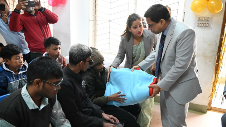 ফতুল্লায় শিশুদের মাঝে শীতবস্ত্র, কম্পিউটার ও ক্রীড়া সামগ্রী বিতরণ 