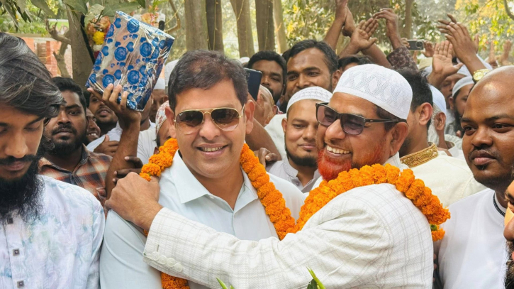 জামায়াত প্রার্থীকে বরণ করে নিলেন দিপু ভূঁইয়া জামায়াত প্রার্থীকে বরণ করে নিলেন দিপু ভূঁইয়া