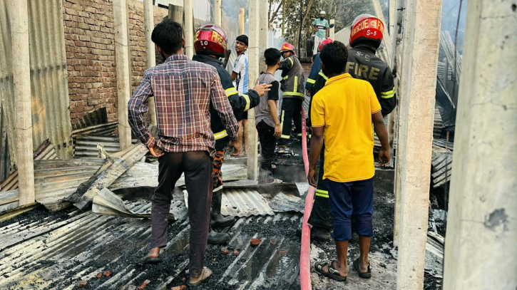 সোনারগাঁয়ে আগুনে পুড়ল ১৮ পরিবারের বসতঘর ভূষ্মিভূত