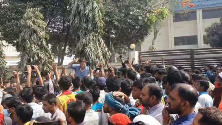 শ্রমিকদের শান্ত করে মহাসড়ক স্বাভাবিক করলেন এমপি দিপু