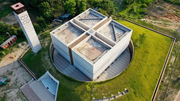 আধুনিক স্থাপত্যে নির্মিত দৃষ্টিনন্দন আমান মসজিদ