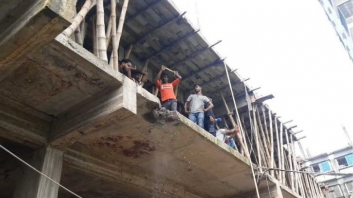 নারায়ণগঞ্জে ৩ ভবনের বর্ধিত স্থাপনা গুঁড়িয়ে দিলো রাজউক নারায়ণগঞ্জে ৩ ভবনের বর্ধিত স্থাপনা গুঁড়িয়ে দিলো রাজউক