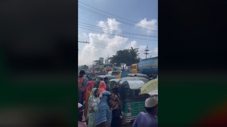 নারায়ণগঞ্জে ছুটির দাবীতে সড়ক অবরোধ শ্রমিকদের