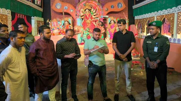 পূজার নিরাপত্তায় ৩১ মন্ডপে রাতভর নির্ঘুম পরিদর্শন ইউএনওর 