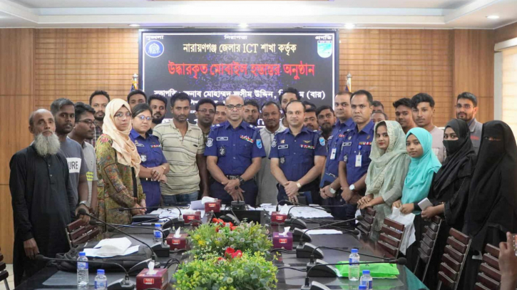 ৬১টি হারানো মোবাইল হস্তান্তর ৬১টি হারানো মোবাইল হস্তান্তর