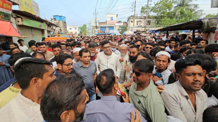 ফতুল্লায় ৩১ দফার লিফলেট বিতরণ রাজীবের ফতুল্লায় ৩১ দফার লিফলেট বিতরণ রাজীবের